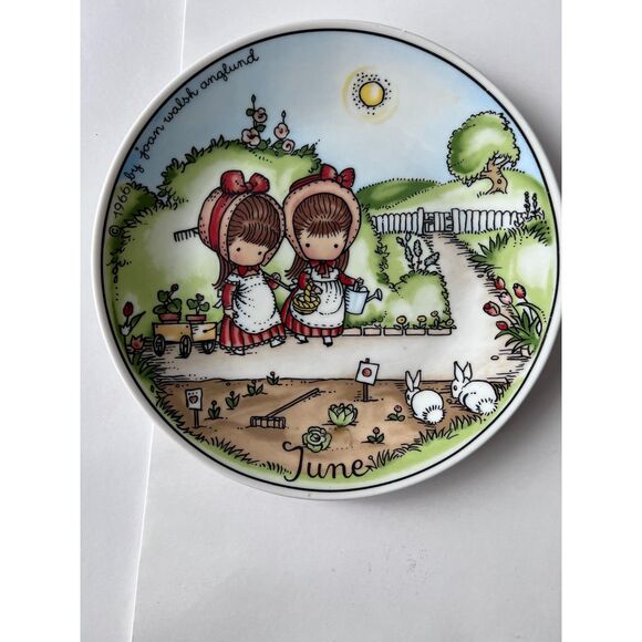 Vintage Joan Walsh Anglund Ceramic Decorative Plate - Picture 2 of 3